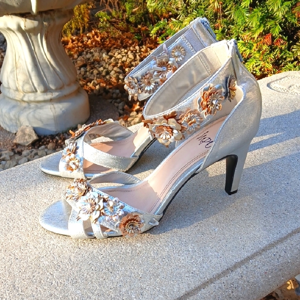 IMPO Elegant Silver Floral Heels SIZE 8